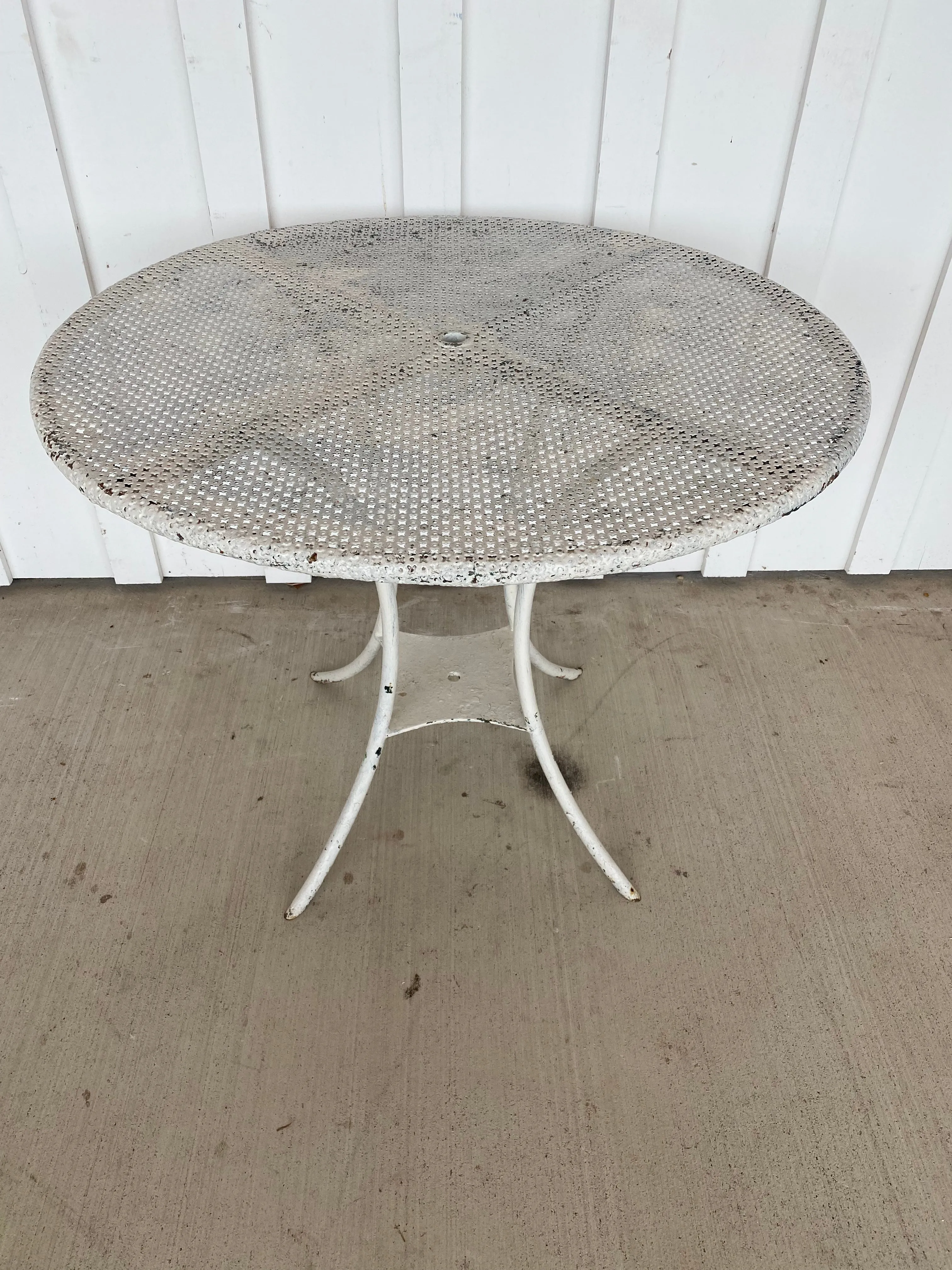 Cloverleaf White Garden Table and chairs