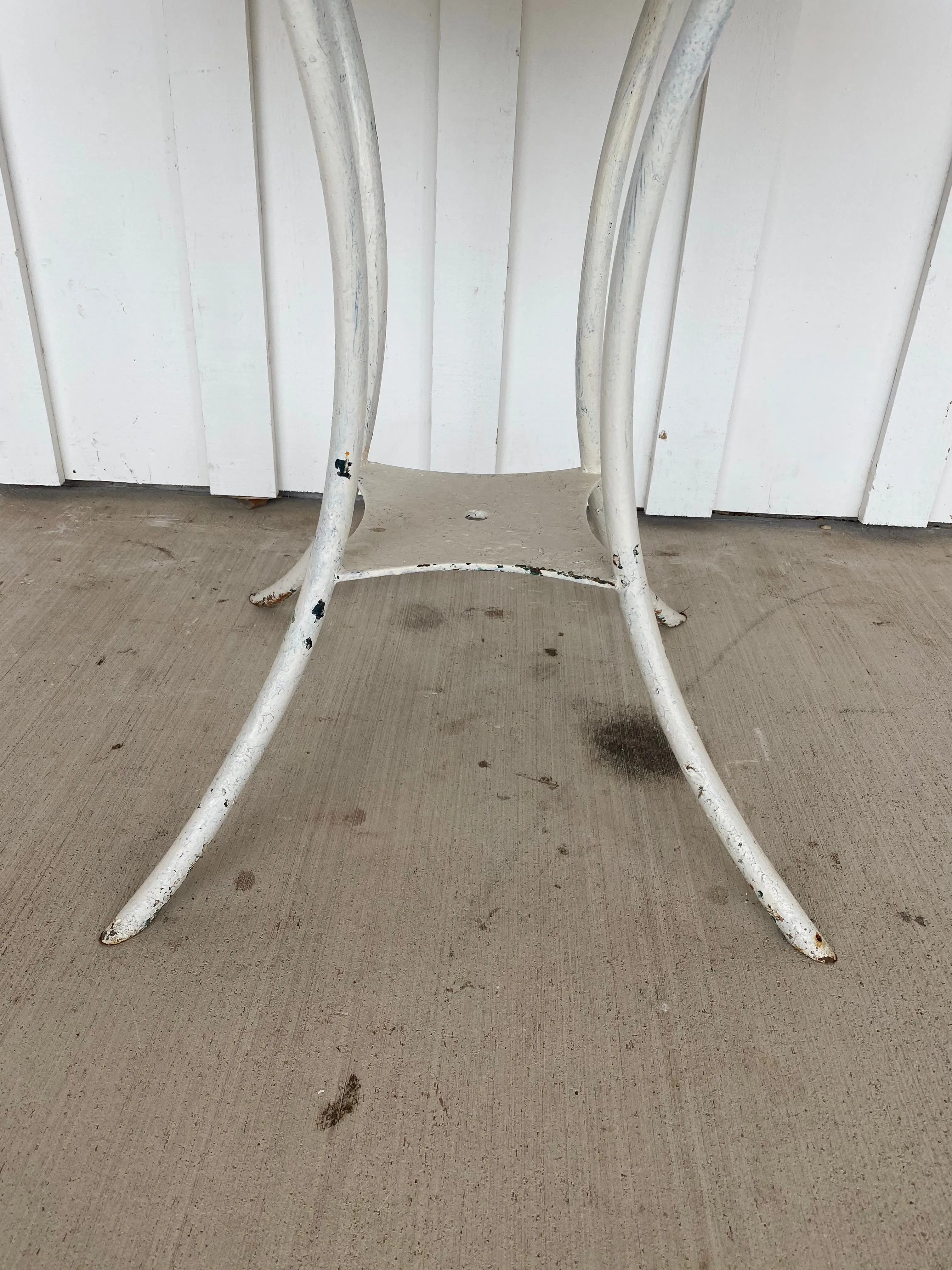 Cloverleaf White Garden Table and chairs